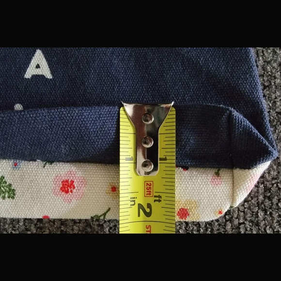 BNWT Clarins FEED 10 Woman On A Mission Flower Cosmetic Bag - Picture 7 of 7